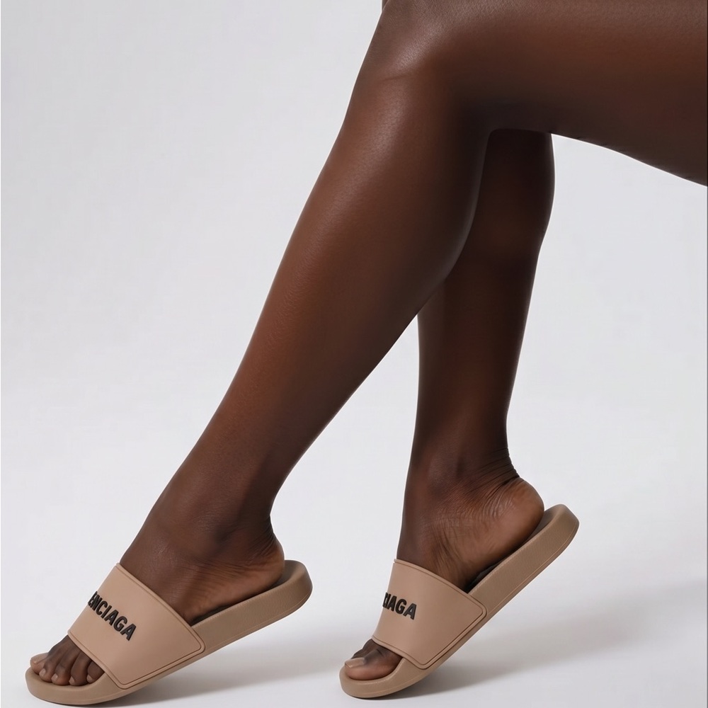 New Authentic BALENCIAGA Rubber Logo Pool Slide Sandals – Beige & Black